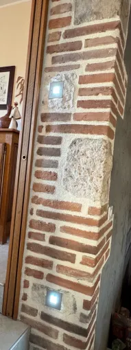 Intégration de spots de balisages dans un mur en pierre d'un passage de portes, Albi, TLElec