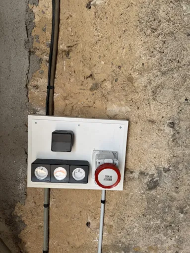 Reprise de prises et interrupteurs électriques suite à un incident à Albi avec TLELEC, Albi, TLElec