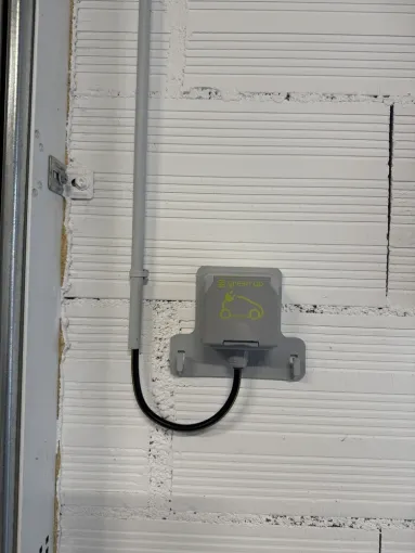 Pose de prise renforcée Green'up de chez Legrand pour une voiture électrique, Albi, TLElec