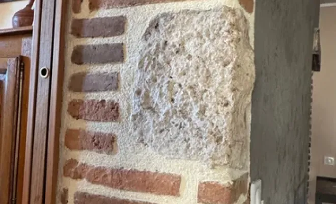 Intégration de spots de balisages dans un mur en pierre d'un passage de portes, Albi, TLElec