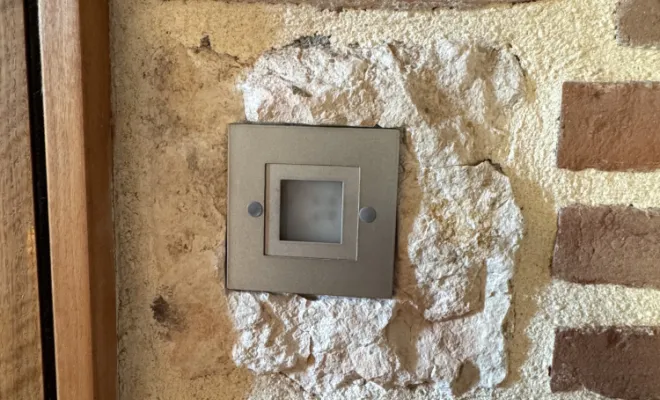 Intégration de spots de balisages dans un mur en pierre d'un passage de portes, Albi, TLElec